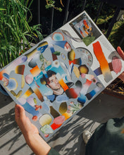Charger l'image dans la galerie, Nouvel album de Matias Enaut, sorti sur le label Grand Musique Management. La magnifique pochette, illustrée par Manon Cezaro et designée par Alexis Jamet n'est pas trompeuse : vous avez là un très beau disque.
COLLOQUE est un concept-store proposant musique, illustration et artisanat. Nombreuses idées cadeaux !