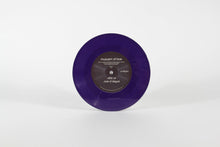 Charger l'image dans la galerie, Nouveaux titres du groupe, après 10 ans de silence - toujours sur le génial label DFA Records de LCD Soundsytem / James Murphy.
COLLOQUE est un concept-store proposant musique, illustration et artisanat. Nombreuses idées cadeaux !
