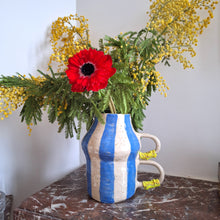 Charger l'image dans la galerie, pivoine et ricotta, céramique, vase, pot, grès, COLLOQUE est un concept-store proposant musique, illustration et artisanat. Nombreuses idées cadeaux !