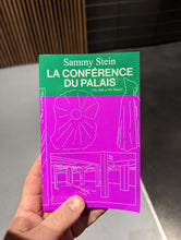 Charger l'image dans la galerie, Livre illustré de poche de Sammy Stein édité à l'occasion de l'exposition Le Grand désenvoûtement au Palais de Tokyo, LA CONFÉRENCE DU PALAIS invite à la descente dans ses sous-sols d'un Palais en ruines jusqu'au Niveau -300. COLLOQUE est un concept-store proposant musique, illustration et artisanat. Vous y trouverez de nombreuses idées cadeaux !