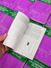 Charger l'image dans la galerie, Livre illustré de poche de Sammy Stein édité à l'occasion de l'exposition Le Grand désenvoûtement au Palais de Tokyo, LA CONFÉRENCE DU PALAIS invite à la descente dans ses sous-sols d'un Palais en ruines jusqu'au Niveau -300. COLLOQUE est un concept-store proposant musique, illustration et artisanat. Vous y trouverez de nombreuses idées cadeaux !