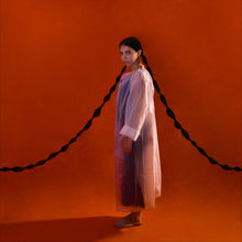 Charger l'image dans la galerie, Ana Lua Caiano, Vou Ficar Nester Quadrado, Après un passage récent au COLORS SHOW, voici son 1er album, paru sur le label Glitterbeat.
COLLOQUE est un concept-store proposant musique, illustration et artisanat. Nombreuses idées cadeaux !