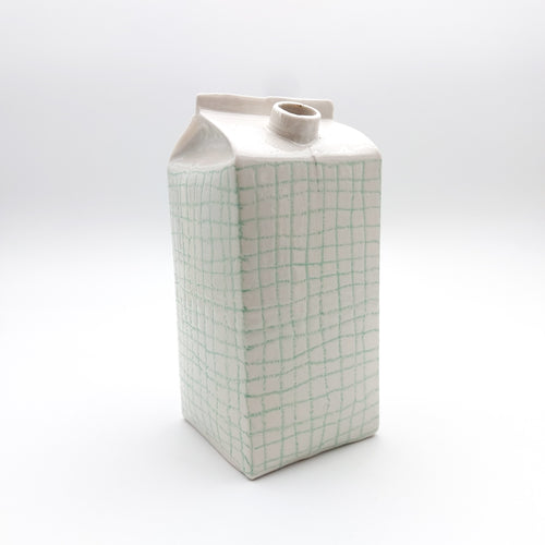 Vase en porcelaine fabriqué artisanalement à Paris, inspiré des packagings industriels. COLLOQUE est un concept-store proposant musique, illustration et artisanat. Vous y trouverez de nombreuses idées cadeaux !