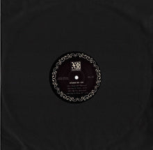 Charger l'image dans la galerie, studio x8, disque vinyle du label Red Lebanese, avec Mad Rey, Jwles, Le Lij, V900, Benito K, Fayçal Latafi. COLLOQUE est un concept-store proposant musique, illustration et artisanat. Nombreuses idées cadeaux !