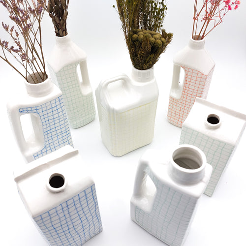 Vase ou carafe en porcelaine fabriqué artisanalement à Paris, inspiré des packagings industriels. COLLOQUE est un concept-store proposant musique, illustration et artisanat. Vous y trouverez de nombreuses idées cadeaux !
