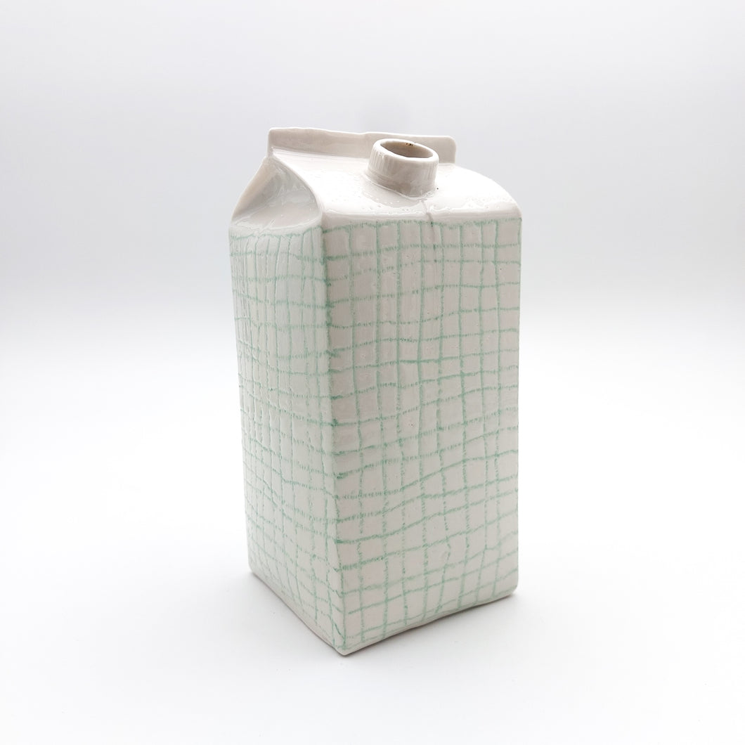 Vase en porcelaine fabriqué artisanalement à Paris, inspiré des packagings industriels. COLLOQUE est un concept-store proposant musique, illustration et artisanat. Vous y trouverez de nombreuses idées cadeaux !