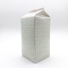 Charger l&#39;image dans la galerie, Vase en porcelaine fabriqué artisanalement à Paris, inspiré des packagings industriels. COLLOQUE est un concept-store proposant musique, illustration et artisanat. Vous y trouverez de nombreuses idées cadeaux !
