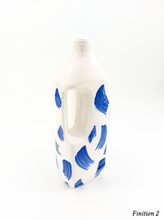 Charger l&#39;image dans la galerie, lou dervieux bouteille détergent packaging industriel céramique porcelaine de limoges artisanat artisanal vase carafe bleu de sèvres
