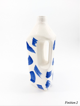 Charger l&#39;image dans la galerie, lou dervieux bouteille détergent packaging industriel céramique porcelaine de limoges artisanat artisanal vase carafe bleu de sèvres
