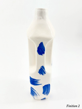 Charger l&#39;image dans la galerie, lou dervieux bouteille détergent packaging industriel céramique porcelaine de limoges artisanat artisanal vase carafe bleu de sèvres
