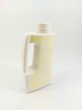 Charger l&#39;image dans la galerie, lou dervieux bidon cirage packaging industriel céramique porcelaine de limoges artisanat artisanal vase carafe quadrillé jaune

