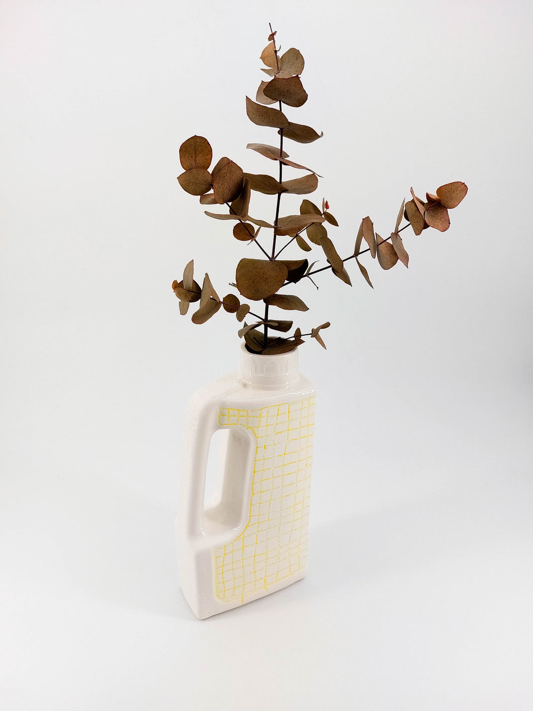 lou dervieux bidon cirage packaging industriel céramique porcelaine de limoges artisanat artisanal vase carafe quadrillé jaune