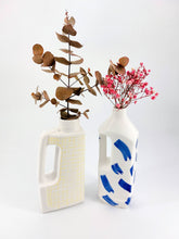 Charger l&#39;image dans la galerie, lou dervieux bidon cirage packaging industriel céramique porcelaine de limoges artisanat artisanal vase carafe quadrillé jaune
