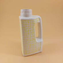 Charger l&#39;image dans la galerie, lou dervieux bidon cirage packaging industriel céramique porcelaine de limoges artisanat artisanal vase carafe quadrillé jaune
