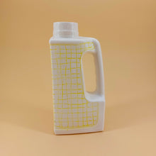 Charger l&#39;image dans la galerie, lou dervieux bidon cirage packaging industriel céramique porcelaine de limoges artisanat artisanal vase carafe quadrillé jaune
