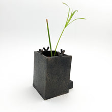 Charger l&#39;image dans la galerie, Pot en grès, fabrication artisanale, production à la main à Paris. COLLOQUE est un concept-store proposant d&#39;associer musique, illustration et artisanat. Vous y trouverez de nombreuses idées cadeaux !
