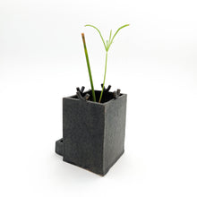 Charger l&#39;image dans la galerie, Pot en grès, fabrication artisanale, production à la main à Paris. COLLOQUE est un concept-store proposant d&#39;associer musique, illustration et artisanat. Vous y trouverez de nombreuses idées cadeaux !

