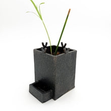Charger l&#39;image dans la galerie, Pot en grès, fabrication artisanale, production à la main à Paris. COLLOQUE est un concept-store proposant d&#39;associer musique, illustration et artisanat. Vous y trouverez de nombreuses idées cadeaux !
