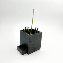 Charger l&#39;image dans la galerie, Pot en grès, fabrication artisanale, production à la main à Paris. COLLOQUE est un concept-store proposant d&#39;associer musique, illustration et artisanat. Vous y trouverez de nombreuses idées cadeaux !
