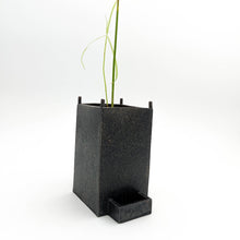Charger l&#39;image dans la galerie, Pot en grès, fabrication artisanale, production à la main à Paris. COLLOQUE est un concept-store proposant d&#39;associer musique, illustration et artisanat. Vous y trouverez de nombreuses idées cadeaux !

